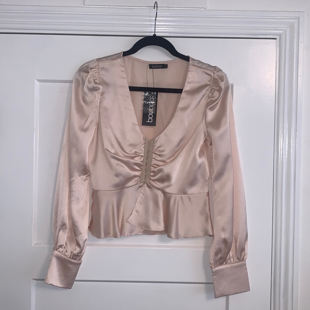 BOOHOO DRESSY TOP SIZE SMALL. NWT!!